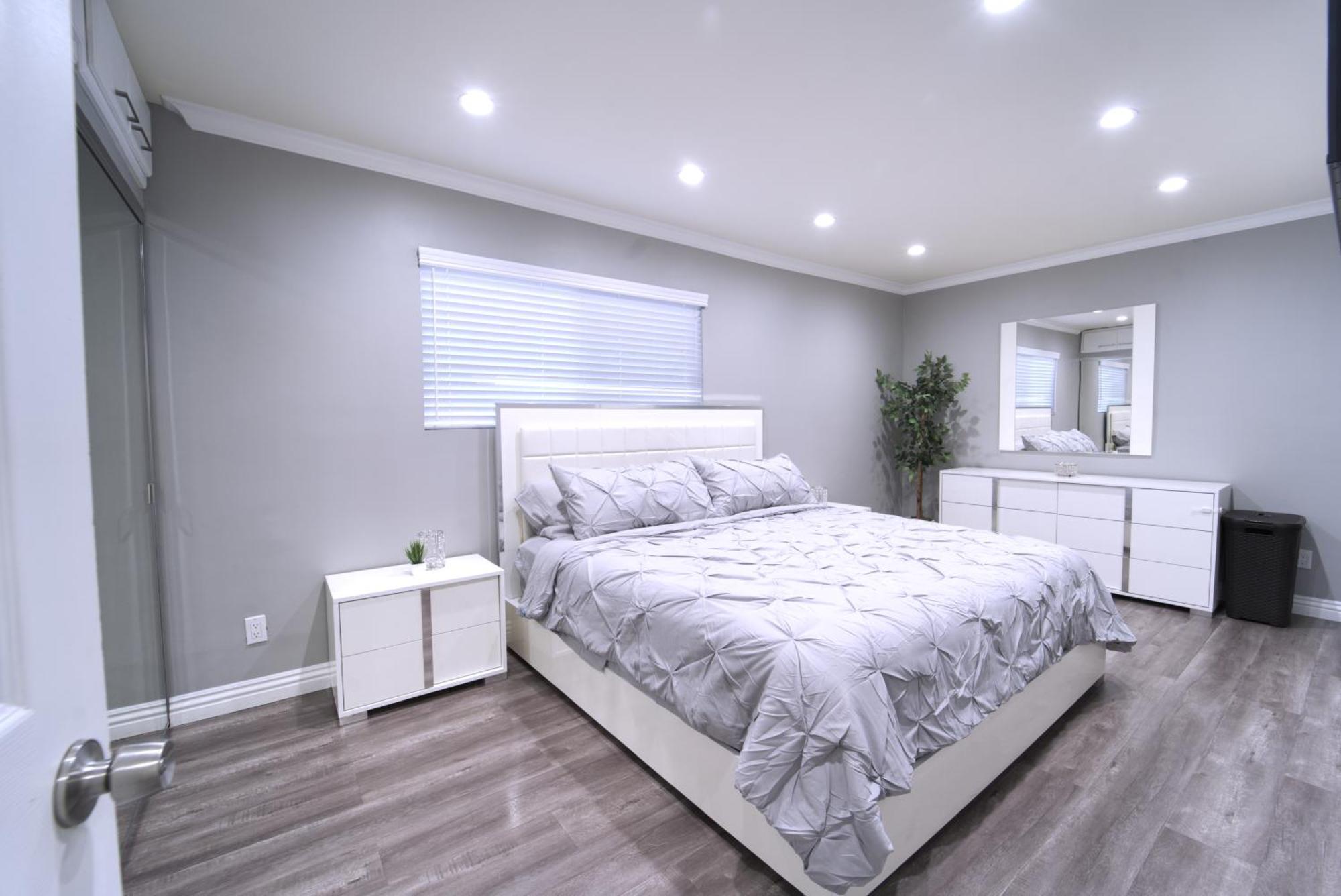 Modern La - King Bed, Outdoor Living, Firepit Holiday home *
