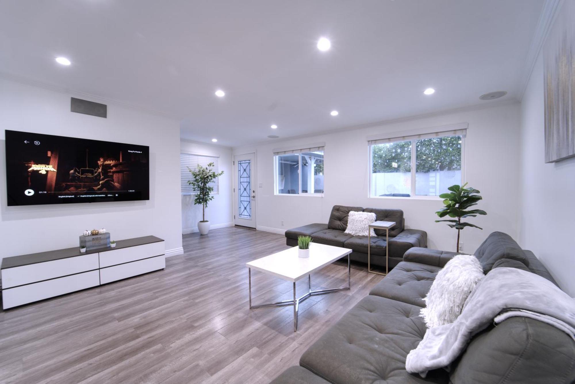 Modern La - King Bed, Outdoor Living, Firepit Holiday home *