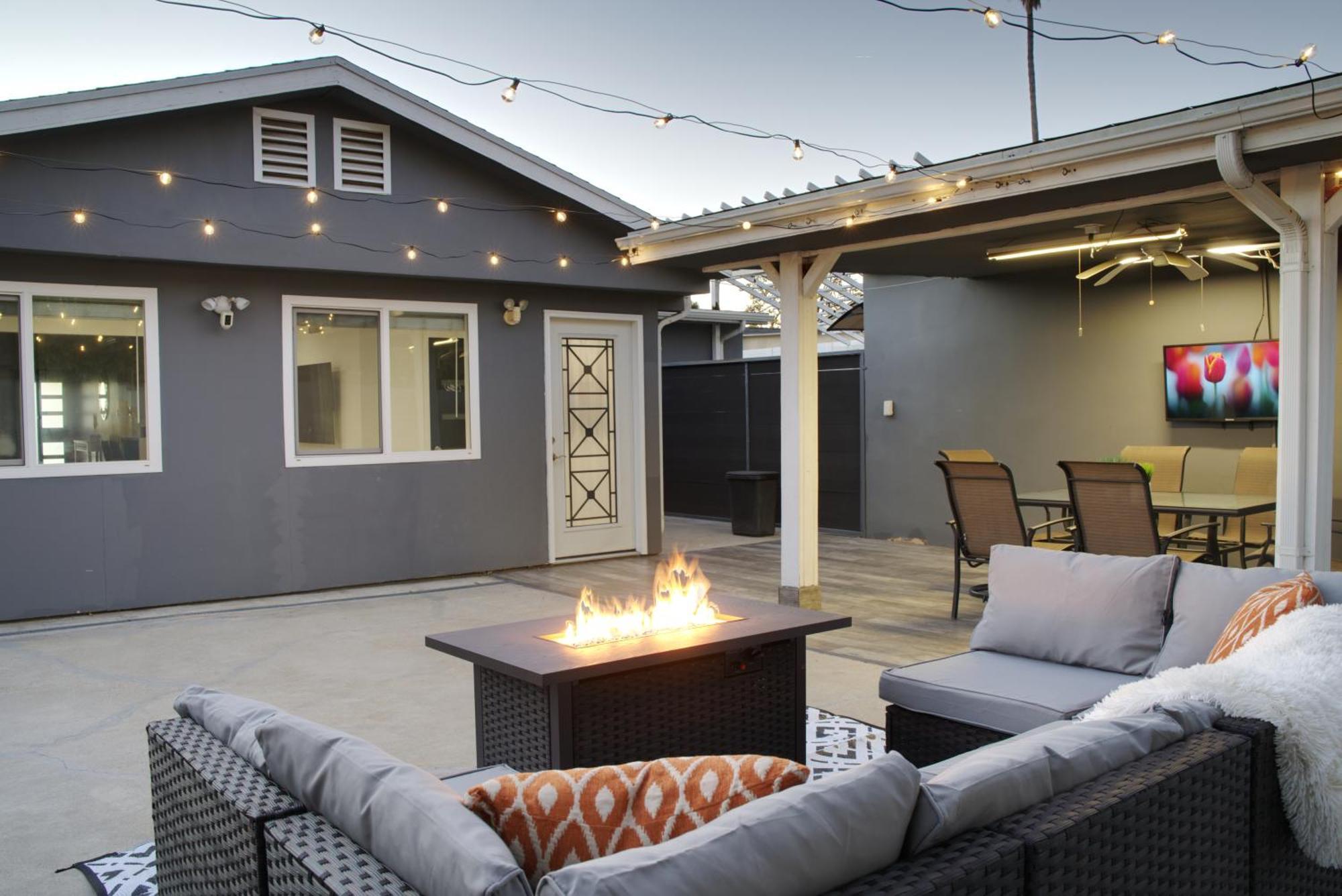 Modern La - King Bed, Outdoor Living, Firepit *